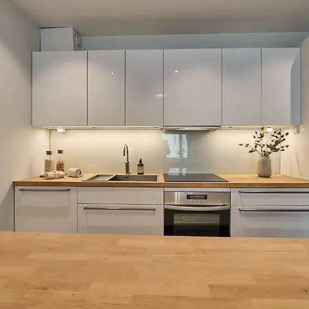 Center Apt, Private Sauna, Sleeps 6 *