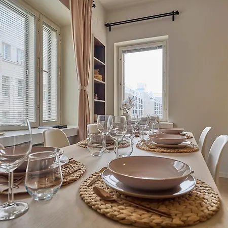 Center Apt, Private Sauna, Sleeps 6