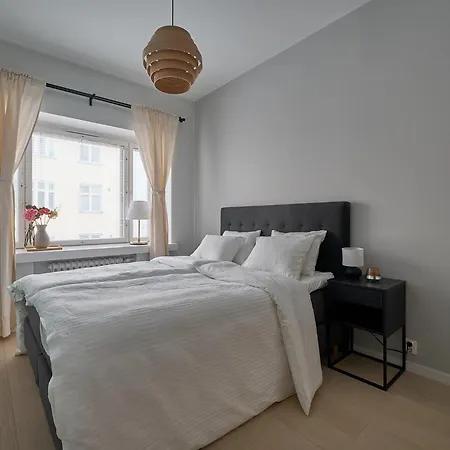 Center Apt, Private Sauna, Sleeps 6 *