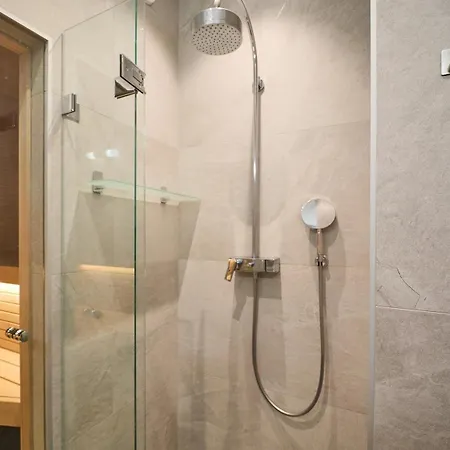 Center Apt, Private Sauna, Sleeps 6